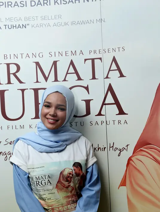 'Masing-masing lagu memiliki pesan yang luar biasa. Menurut saya, cinta ga bisa dikotakan dalam satu dimensi. Masing-masing punya sudut pandang dan pikiran masing-masing,' tandas Dewi Sandra. (Andy Masela/Bintang.com)