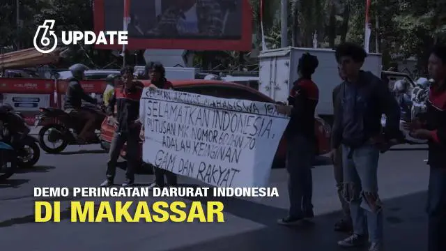 Ribuan massa aksi 'Peringatan Darurat' memadati kawasan Fly Over dan Kantor DPRD Sulsel, Jalan Urip Sumoharjo, Kota Makassar pada Kamis (22/8/2024) . Aksi itu dilakukan untuk mengawal putusan MK diindikasi bakal dianulir oleh DPR RI.