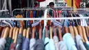 Pengunjung memilih koleksi pakaian di salah satu stand pada gelaran JakCloth di halaman Istora Senayan, Jakarta, Senin (4/6). Beragam merek pakaian anak muda dihadirkan pada gelaran yang berlangsung hingga 10 Juni 2018. (Liputan6.com/Helmi Fithriansyah)