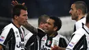 Para pemain Juventus merayakan gol bunuh diri yang dibuat oleh kiper Empoli, Lukasz Skorupski. Selain dari bunuh diri, gol kemenangan Si Nyonya Tua lainnya dibukukan oleh Alex Sandro pada menit ke-65. (AFP/Marco Bertorello)