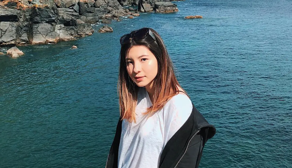 Tampil beda dengan rambut coklat, Shaloom terlihat semakin modis dan kece. (Liputan6.com/IG@sharazaaa)