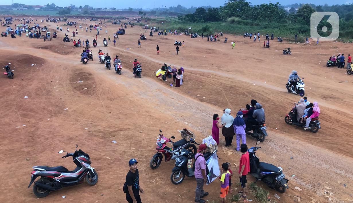 Warga beraktivitas di tanah lapang di kawasan Cipayung, Depok, Jawa Barat, Kamis (11/6/2020). Kurang tegasnya sanksi serta minimnya kesadaran masyarakat akan protokol kesehatan terkait covid-19 menyebabkan kawasan itu menjadi tempat berkerumun warga setiap sore hari. (Liputan6.com/Immanuel Antonius)