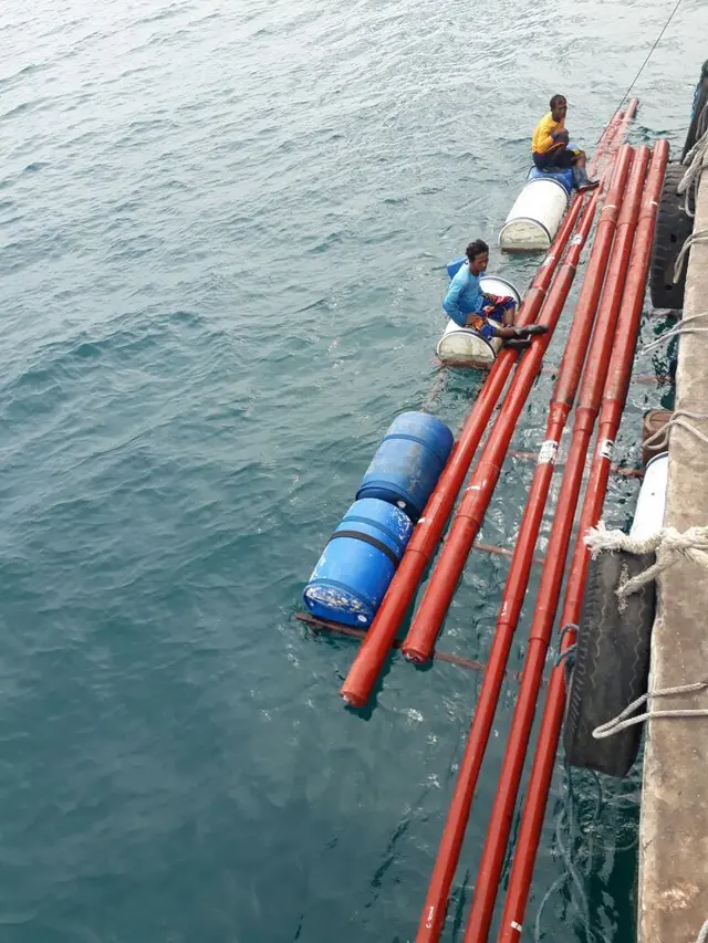 Proses distribusi tiang listrik di Natuna, Kepulauan Riau, dengan menggunakan tong plastik. (Foto: Humas PLN)