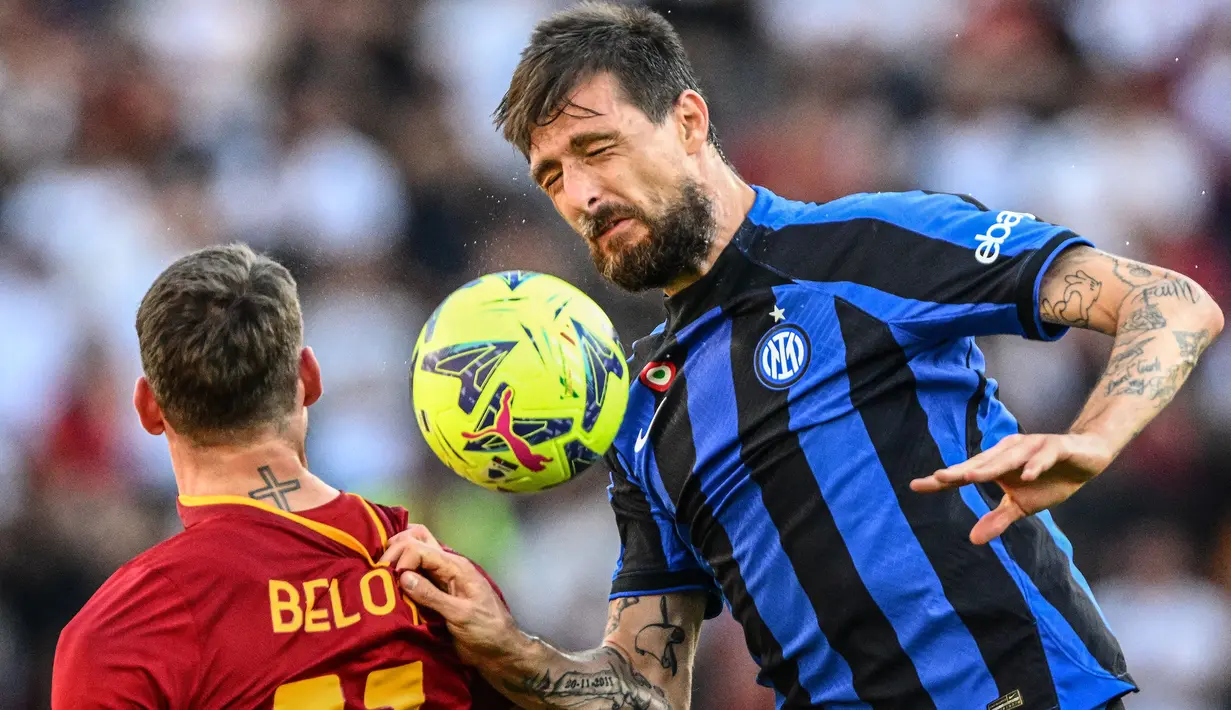 Francesco Acerbi yang kini berusia 35 tahun dan tengah menjalani musim kedua bersama Inter Milan tercatat telah bermain sebanyak 353 laga di Serie A Liga Italia hingga kini. Selain Inter Milan yang dibelanya sejak 2022/2023, ia juga pernah berseragam Chievo, AC Milan, Sassuolo dan Lazio mulai 2011/2012 hingga 2021/2022. (AFP/Vincenzo Pinto)
