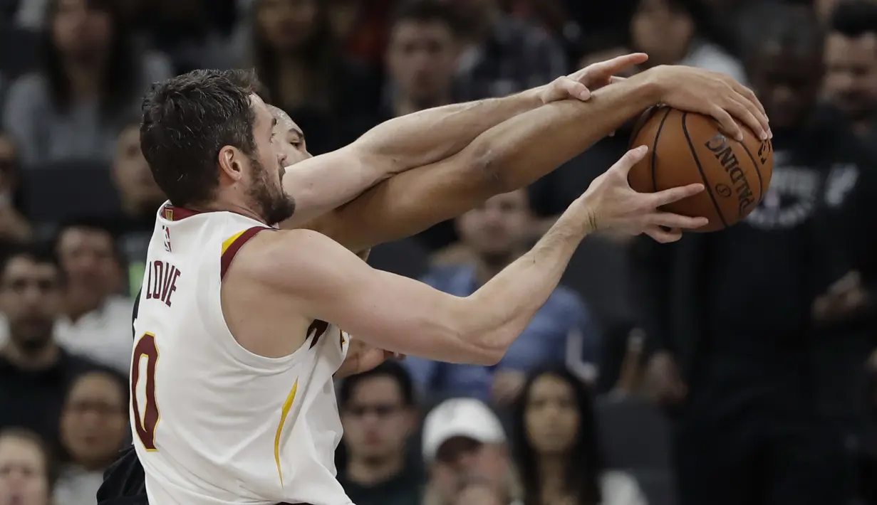 Pemain Cleveland Cavaliers, Kevin Love (0) berebut bola dengan pemain San Antonio Spurs, Kyle Anderson pada lanjutan NBA di basketball game di AT&T Center, San Antonio, (23/1/2018). Spurs menang atas Cleveland 114—102. (AP/Eric Gay)