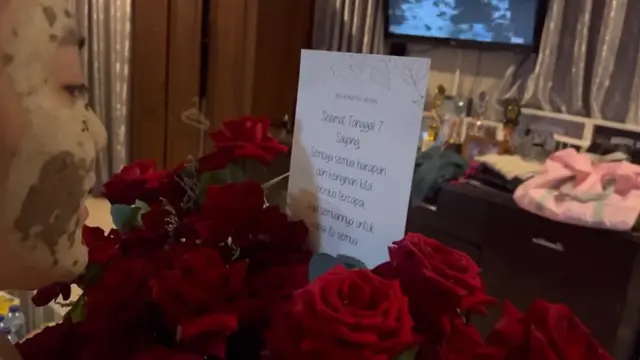 Mahalini menerima buket bunga di hari jadinya dengan Rizky Febian. (Foto: Tangkapan layar YouTube Rizky Febian)