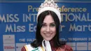 Miss Internasional 2015, Edymar Martinez Berpose usai jumpa pres di Jakarta, Jumat (19/2). Ini pertama kalinya Edymar Martinez mengunjungi Indonesia. (Liputan6.com/Herman Zakharia)