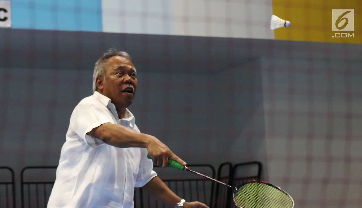Menteri PUPR, Basuki Hadimuljono mengembalikan kok saat bertanding bulu tangkis disela kunjungannya di Training Facility Gelora Bung Karno Jakarta, Kamis (10/5). Basuki meninjau kesiapan fasilitas dan prasarana Asian Games 2018 (Liputan6.com/Angga Yuniar)