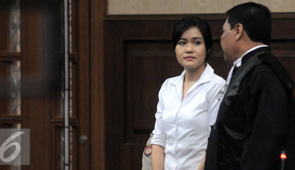 Jessica Kumala Wongso berdiskusi dengan penasehat hukumnya ketika menjalani sidang lanjutan di Pengadilan Negeri Jakarta Pusat, Jakarta, Senin(5/9). (Liputan6.com/Helmi Afandi)
