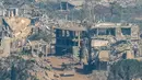 Foto menunjukkan sebuah kendaraan militer Israel melaju di antara rumah-rumah yang hancur di Lebanon Selatan, pada Senin 27 April 2026. (Jalaa MAREY/AFP)