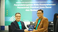 Founder CEO GudangAda, Stevensang menyerahkan plakat simbolis Kepala Dinas Koperasi dan UKM Provinsi Jawa Barat, Drs. Kusmana Hartadji, MM pada acara Digitalisasi UKM: Koperasi Bertumbuh Sehat Sejahterakan Masyarakat sekaligus Penandatanganan Komitmen Bersama Pemerintah Daerah Provinsi Jawa Barat dan PT Gudang Ada Globalindo tentang Peningkatan Produktivitas Pelaku Usaha Kecil Melalui Pemanfaatan Teknologi Informasi di Jawa Barat pada Rabu (21/09) siang. Pada kesempatan ini, keduanya juga berdiskusi seputar upaya yang dibangun untuk memberdayakan UKM Jawa Barat dalam rangka mewujudkan ekosistem usaha digital yang inklusif.