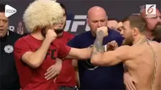 Foto petarung asal Rusia, Khabib Nurmagomedov tersebar di media sosial tengah memegang kaus bertulisan #2019GANTIPRESIDEN.