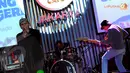 Musikimia beraksi tampil enerjik saat membawakan lagu-lagu andalan mereka pada konser Koin: Senandung Untuk Negeri Indonesia di Hardrock Cafe, Pasific Place, Jakarta Selatan (Liputan6.com/Faisal R Syam).