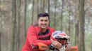 Pria kelahiran 6 Juni 1987 ini pun sering mengunggah foto bersama dengan motor kesayangannya di media sosial. Bahkan, tak jarang pula ia mengunggah foto saat melakukan touring dengan motor trailnya ini. (Liputan6.com/IG/@alisyakieb)