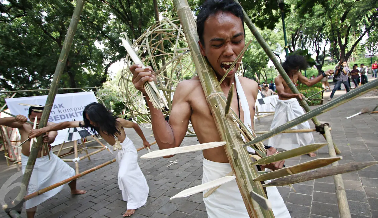 Kelompok Sajinah Seniman Solo melakukan adegan pada pertunjukan berjudul 'Menuju Putih' di Taman Suropati, Jakarta, Rabu (23/12). Pertunjukan itu merupakan bentuk ekspresi seniman dalam mewujudkan cita-cita Indonesia (Liputan6.com/Immanuel Antonius)