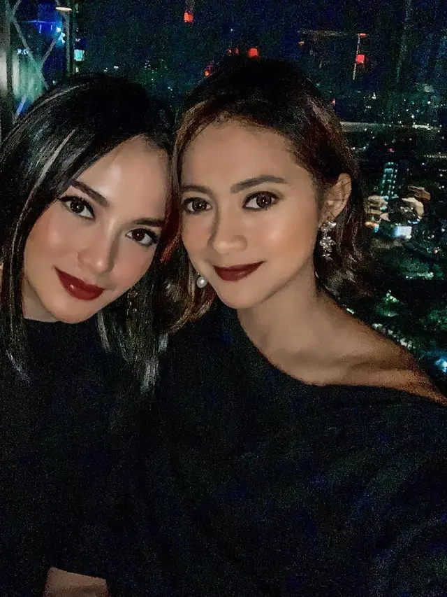 7 Potret Kebersamaan Ririn Ekawati dan Rini Yulianti, Sering Dikira Kembar