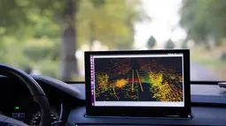 Sebuah layar menunjukkan lingkungan tiga dimensi (3D) di luar bus listrik otonomos 5G secara real-time dalam proyek uji coba selama dua pekan, yang bertujuan menggunakan teknologi pengendaraan otonomos 5G, untuk solusi transportasi masa depan, di Stockholm, Swedia (30/9/2020). (Xinhua/Wei Xuechao)