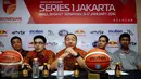 Komisioner IBL, Hasan Gozali (tengah) memberikan keterangan jelang bergulirnya IBL musim 2015-2016 di Hall A Basket, Jakarta, Jumat (8/1/2016). 12 klub akan berlaga pada kompetisi yang akan digelar di enam kota. (Liputan6.com/Helmi Fithriansyah) 