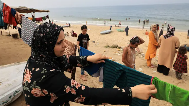 Warga Palestina di Jalur Gaza Cuci Pakaian Pakai Air Laut