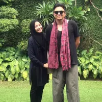 Laudya Cynthia Bella memperkenalkan Engku Emran pada orangtua Bella, Jakarta 12 Juni 2017. (Instagram @iamkumbre)