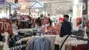 Pengunjung memilih pakaian di salah satu tenant yang menawarkan potongan harga atau diskon di pusat perbelanjaan kawasan Jakarta, Rabu (14/12/20222). Menjelang akhir tahun dan perayaan natal pusat-pusat perbelanjaan mulai menawarkan diskon guna menarik pengunjung. (Liputan6.com/Faizal Fanani)