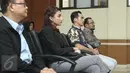 Atalarik Syah dan Tsania Marwah saat menghadiri sidang gugatan cerai di Pengadilan Agama Cibinong, Selasa (18/4). Sidang berlangsung tertutup dengan agenda melanjutkan mediasi antar kedua pihak yang berperkara. (Liputan6.com/Herman Zakharia)