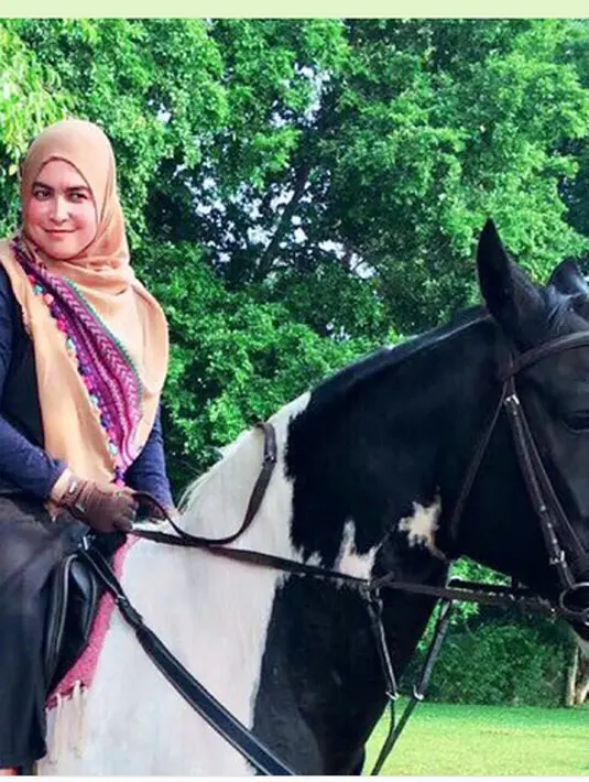 ❤️Buka Puasa Sunnah Senin Kamis Bersama Tiga Bidadari Seperjuangan dan Murabbi Zikir❤️ Subhanallah ....Maafkan Jika Tidak Berkenan, InsyaAllah Niat Kami Untuk Uswah sahabat Sholeh Sholehah Tercinta," tulisnya dalam salah satu fotonya