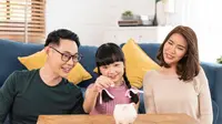 orang tua menemani anaknya menabung/copyright freepik.com/our-team