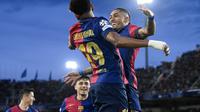 Lamine Yamal dan Raphinha melakukan selebrasi setelah mencetak gol ke gawang Benfica pada leg kedua 16 besar Liga Champions 2024/2025, Rabu (12/3/2025) dini hari WIB. (Josep LAGO / AFP)