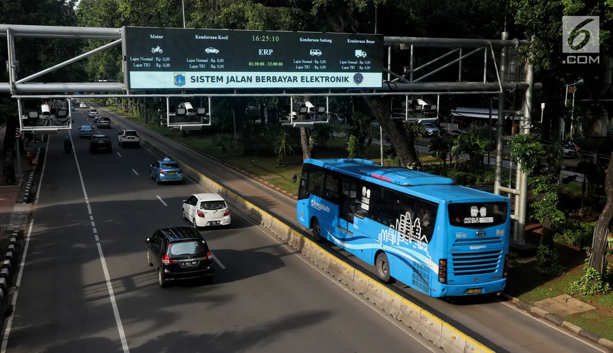 Sejumlah kendaraan melintasi gerbang jalan berbayar atau ERP di Jakarta, Sabtu (19/1). Meski dua perusahaan peserta lelang ERP mundur teratur dari proses tender, Pemprov DKI Jakarta tetap optimis sistem ERP dapat terlaksana. (Liputan6.com/JohanTallo)