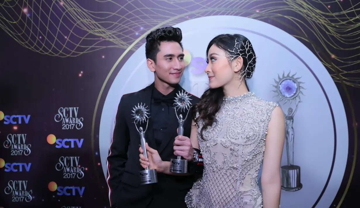 "Aku dedikasikan ini tuk papa dan mama karena mereka doain aku terus. Buat adik-adik aku, buat fans, sahabat aku, buat Wilona dan mamahnya juga," tandas Verrell. (Adrian Putra/Bintang.com)