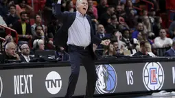 3. Ekspresi kesal pelatih Houston Rockets, Mike D’Antoni kontra Miami Heat dalam lanjutan NBA di American Airlines Arena, Jumat (21/12/2018). Houston Rockets kalah 99-101 atas Miami Heat. (AP)