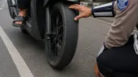 Hindari Tilang, Kenali 4 Tanda Ban Gundul Wajib Diganti