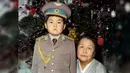 Kim Jong-Nam kecil mengenakan seragam tentara berpose dengan nenek dari pihak ibu pada Januari 1975. Kakak tiri Kim Jong-un, Kim Jong-nam, tewas dalam sebuah serangan di Bandara Internasional Kuala Lumpur pada 13 Februari 2017. (AFP PHOTO)
