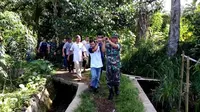 Warga mengevakuasi korban tenggelam di sebuah kolam di Kemutug Lor, Baturraden, Banyumas. (Liputan6.com/Tagana Banyumas/Muhamad Ridlo)