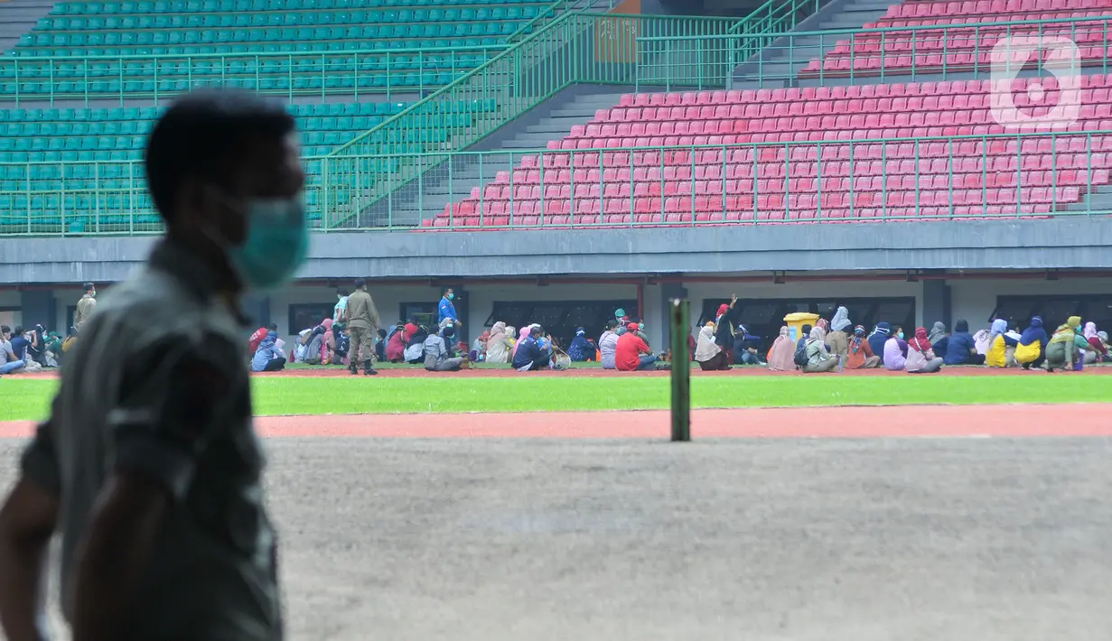 Suasana rapid test pendektesian COVID-19 terhadap tenaga kesehatan medis di Stadion Patriot Candrabhaga, Bekasi, Jawa Barat, Rabu (25/3/2020). Pemeriksaan itu khusus hanya diperuntukan bagi tenaga medis seluruh puskesmas, dan rumah sakit yang ada di Kota Bekasi. (Liputan6.com/Herman Zakharia)