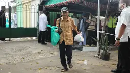 Warga berjalan usai pembagian daging kurban di sekitar Masjid Al Azhar, Jakarta, Jumat (1/9). Masjid Al Azhar Jakarta memotong dan mendistribusikan ratusan hewan kurban pada Hari Raya Idul Adha 1438 H. (Liputan6.com/Helmi Fithriansyah)