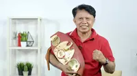 Petinju juara dunia pertama asal Indonesia, Ellyas Pical. (Liputan6.com/Herman Zakharia)
