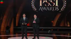 Managing Director Emtek Group, Sutanto Hartono (kiri) saat menerima Token Appreciation sebagai Official Broadcaster PSSI Awards dari Ketua Umum Persatuan Sepak Bola Seluruh Indonesia (PSSI), Erick Thohir, pada malam PSSI Awards 2026 di Studio 6 Emtek City, Jakarta, Sabtu (Sabtu (28/3/2026) malam WIB. Emtek Group mendapat apresiasi dari sebagai Official broadcaster PSSI Awards 2026. (Bola.com/Bagaskara Lazuardi)