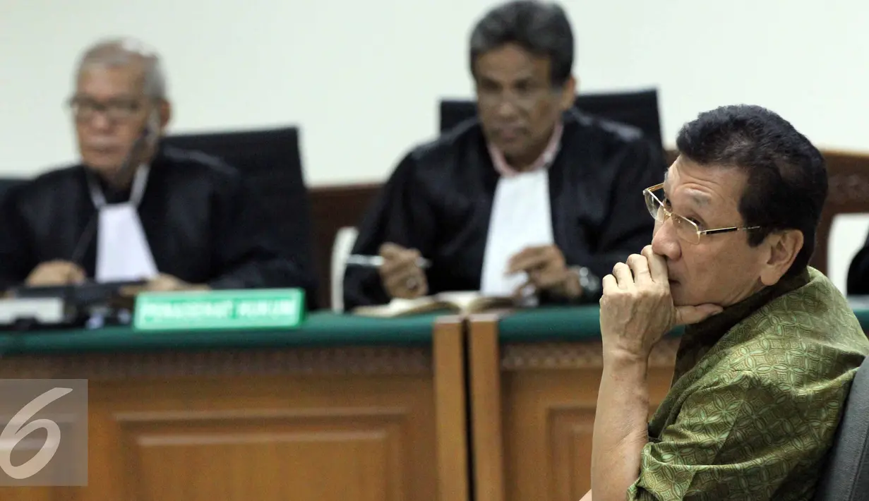 Terdakwa Willy Sebastian Liem, mendengarkan vonis Hakim di Pengadilan Tipikor, Jakarta, Rabu (29/7/2015). Willy divonis 3 tahun penjara dan denda Rp 50 juta subsider 3 bulan kurungan karena terbukti menyuap Suroso Atmomartoyo. (Liputan6.com/Helmi Afandi) 