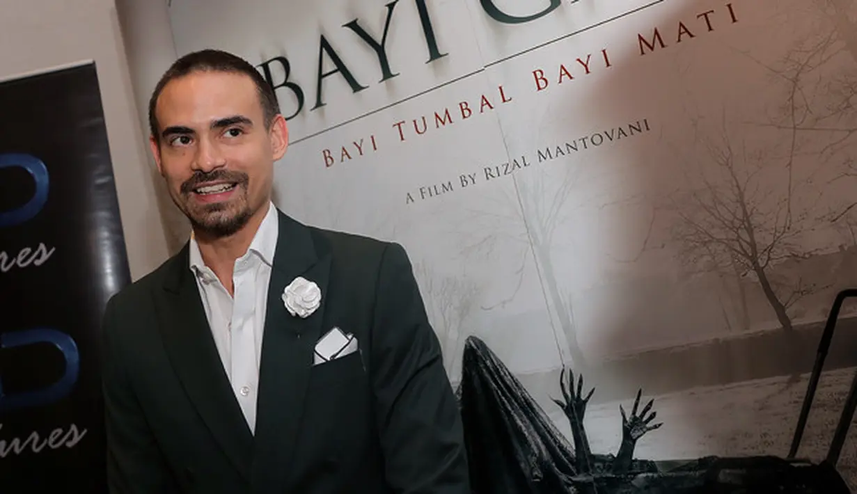 Begitu juga suasana mencekam di lokasi syuting. Ia tak lagi banyak adaptasi untuk perannya sebagai sebagai pengusaha muda. Tidak percaya keterangan istrinya Farah (Rianti Cartwright) yang mendapatkan gangguan dari makhluk gaib. (Adrian Putra/Bintang.com)