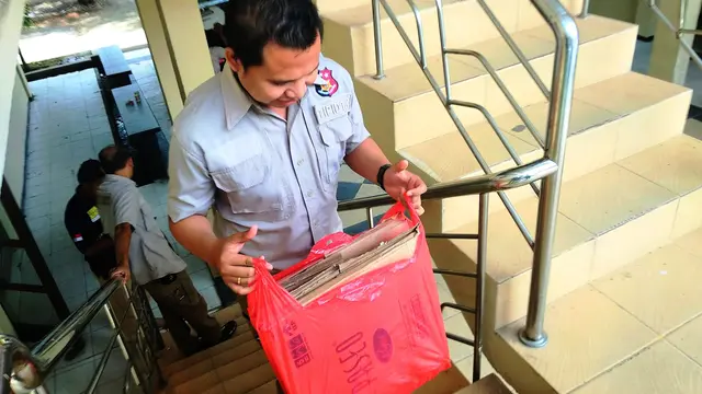 Petugas KPK membawa barang bukti ke Polda Sultra