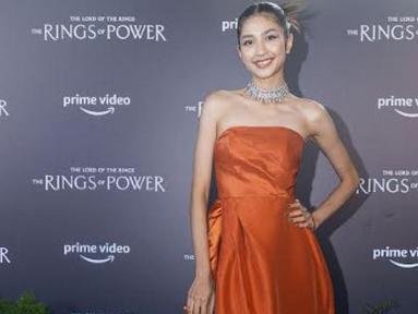 Mikha Tambayong hadir dengan mengenakan gaun berwarna oranye tanpa lengan. Ia tampil dengan anggun. (Foto: Prime Video)