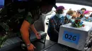 Tim SAR gabungan kembali menerima 12 jenazah korban pesawat AirAsia QZ8501 di Lanud TNI AL Juanda, Surabaya, Sabtu (3/1/2015). Jenazah bernomor peti 026 dimasukkan ke  ambulans untuk dibawa menuju RS Bhayangkara POlda Jatim. (Liputan6.com/Johan Tallo)