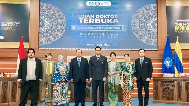 Keluarga AHY termasuk SBY hadir dalam ujian doktor terbuka putra pertamanya. (Dok X AHY)