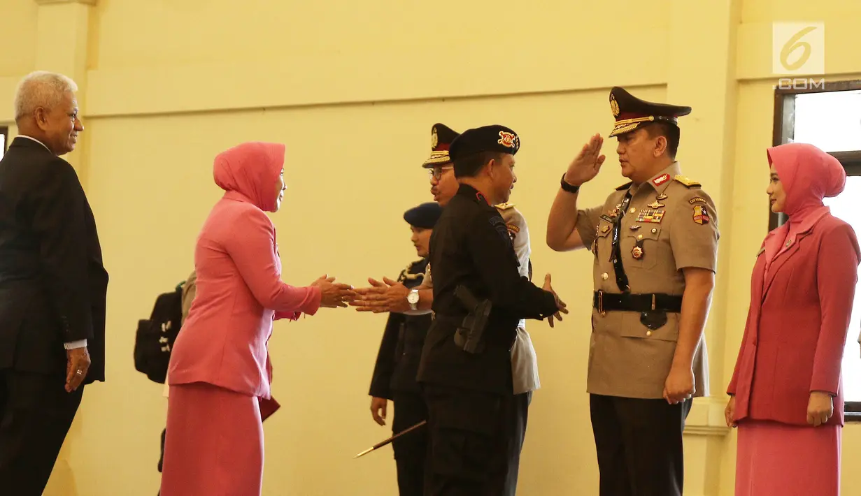 Kapolri Jenderal Tito Karnavian memberikan ucapan selamat kepada Brigjen Muhammad Iqbal selama upacara sertijab di Mako Brimob, Kelapa Dua, Depok, Rabu (14/ 11). Iqbal menjabat Kadiv Humas menggantikan Irjen Setyo Wasisto. (Liputan6.com/Herman Zakharia)