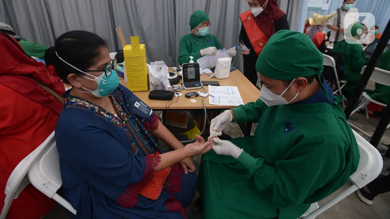 FOTO: Vaksin COVID-19 Moderna untuk Tenaga Kesehatan dan Masyarakat Umum