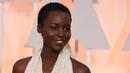 Penampilan Lupita Nyong'o dipercantik dengan make-up mata silver dan lipstik warna kecoklatan yang ditambahkan lipgloss saat menghadiri Academy Awards 2015 di Dolby Theatre, Hollywood, California, AS, Minggu (22/2) malam. (AFP PHOTO/Mark RALSTON)