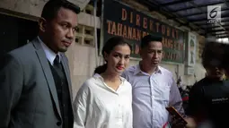 Atiqah Hasiholan didampingi Insank Nasruddin, pengacara Ratna Sarumpaet usai datangi Polda Metro Jaya, Selasa (6/11). Kedatangaan Atiqah untuk menjenguk ibunya, Ratna Sarumpaet yang dikabarkan kondisi kesehatannya yang menurun. Liputan6.com/Faizal Fanani)