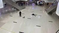 Simulasi penangan teroris yang membawa bom di tembak mati petugas di Bandara SAMS Sepinggan Balikpapan. Foto (Lioutan6.com/Apriyanto)